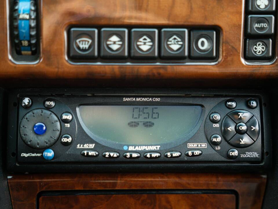 Immagine 39/50 di Mercedes-Benz 300 CE-24 (1991)