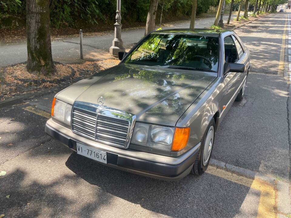 Immagine 16/16 di Mercedes-Benz 300 CE (1989)
