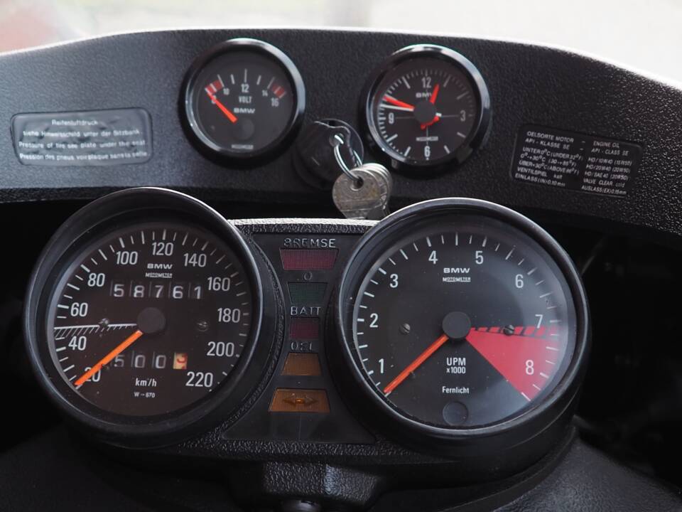 De eerste serie RS met de witte cijfers. Vanaf begin 1978 komen de groene tellers en klokjes