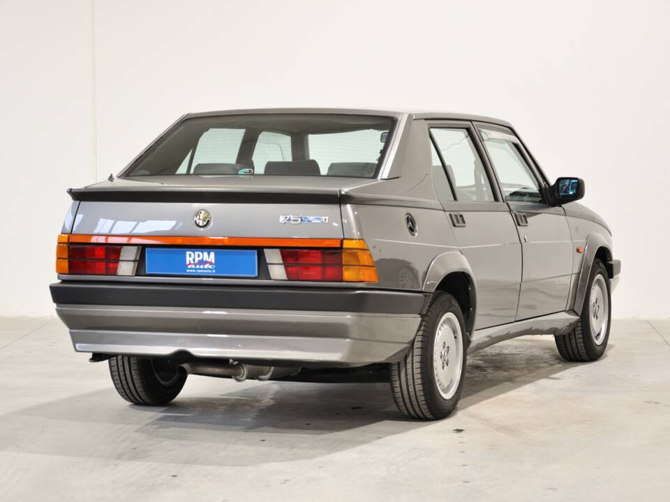 Bild 28/34 von Alfa Romeo 75 2.0 Twin Spark (1988)