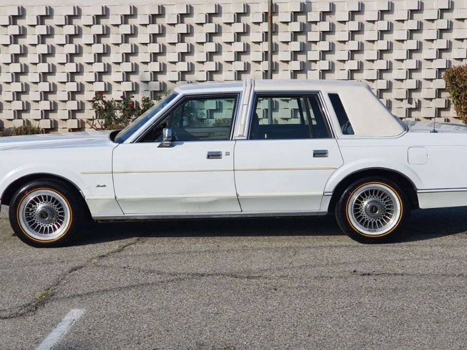 Imagen 7/19 de Lincoln Town Car (1988)
