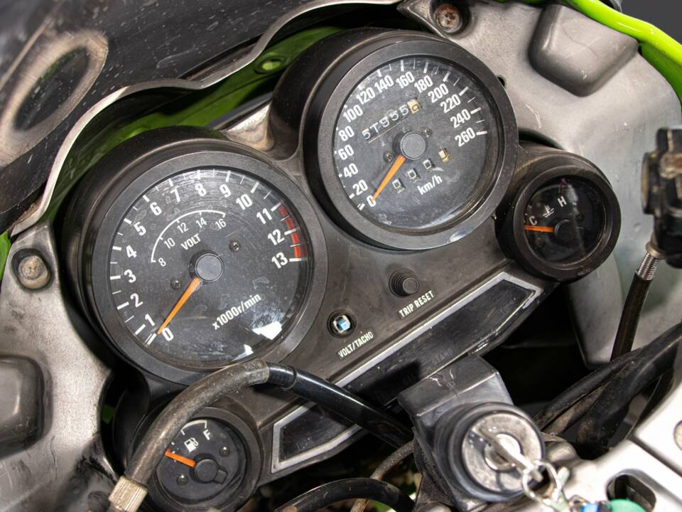 Image 23/36 of Kawasaki GPZ 600 R (1985)
