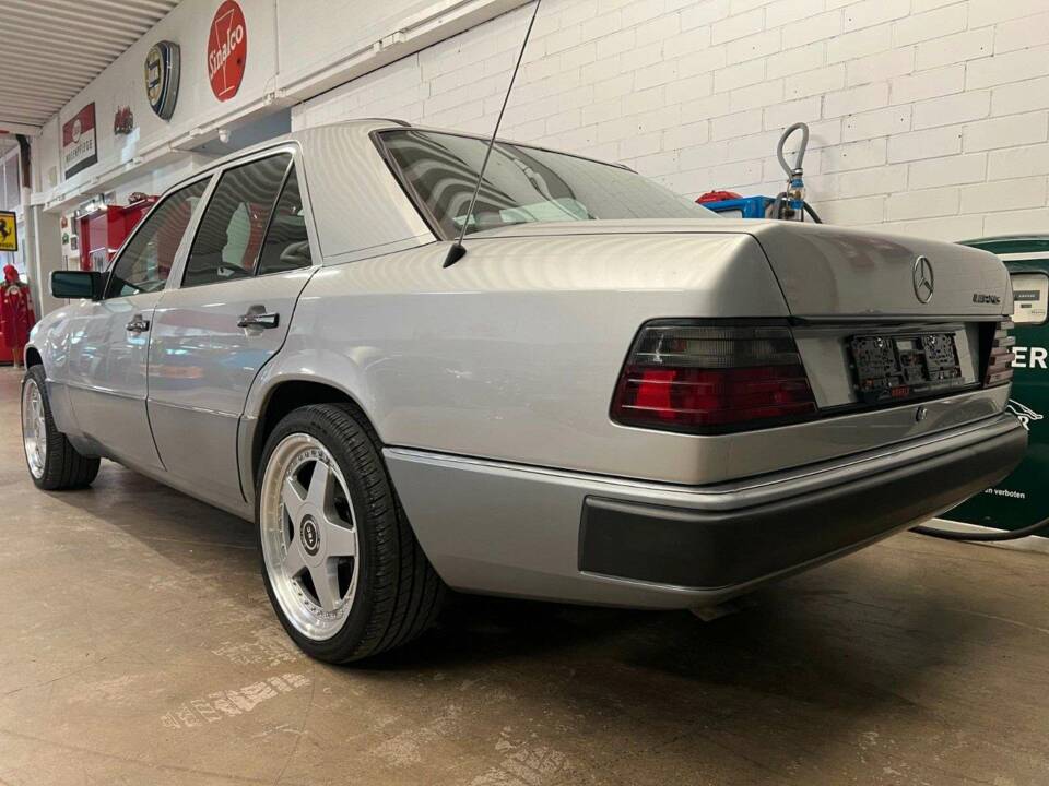Image 15/18 de Mercedes-Benz E 200 (1993)