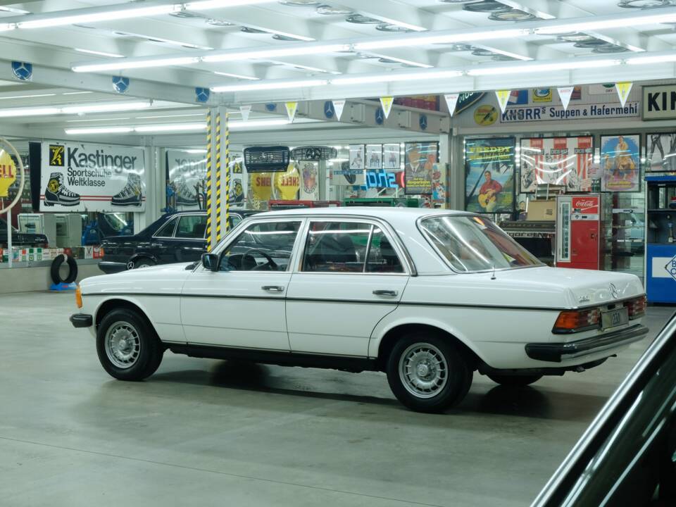 Bild 6/50 von Mercedes-Benz 230 (1977)