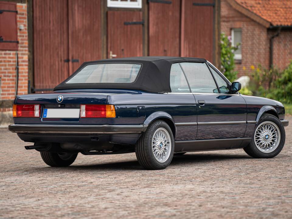 Image 15/99 of BMW 320i (1989)