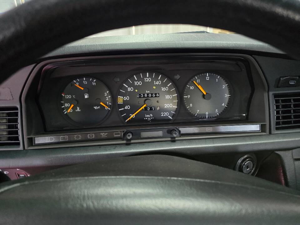 Imagen 22/69 de Mercedes-Benz 190 E 1.8 (1991)