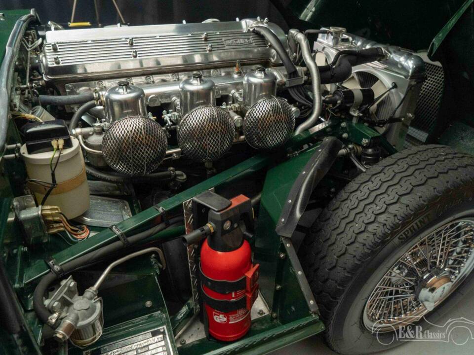 Image 3/19 of Jaguar E-Type (1970)