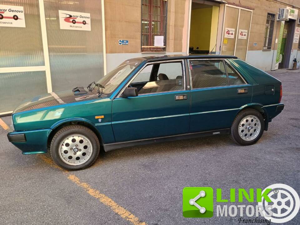 Image 2/10 of Lancia Delta (1988)