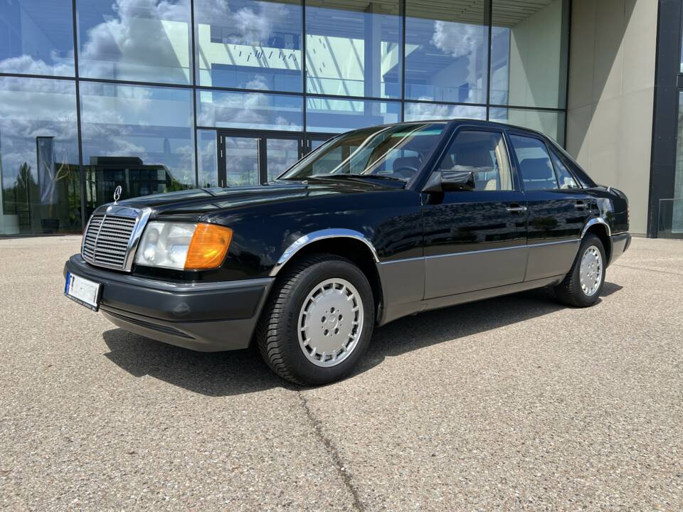 Immagine 34/36 di Mercedes-Benz 300 E 4-Matic (1989)
