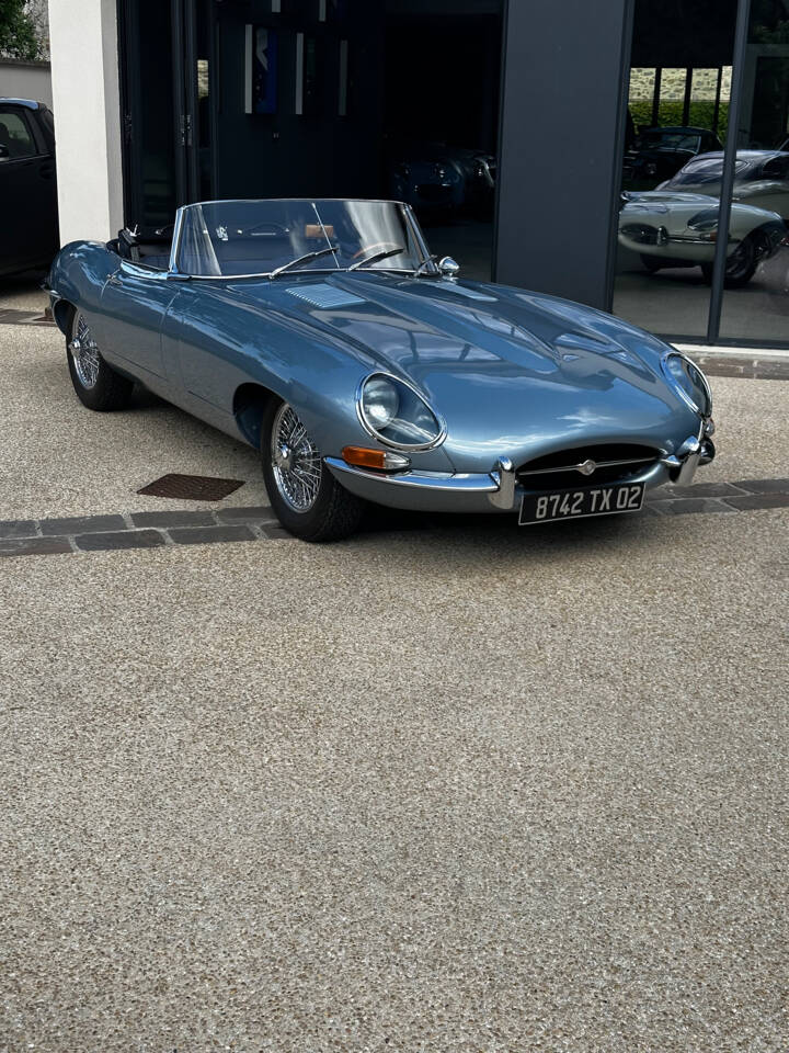 Image 4/13 of Jaguar Type E 4.2 (1966)