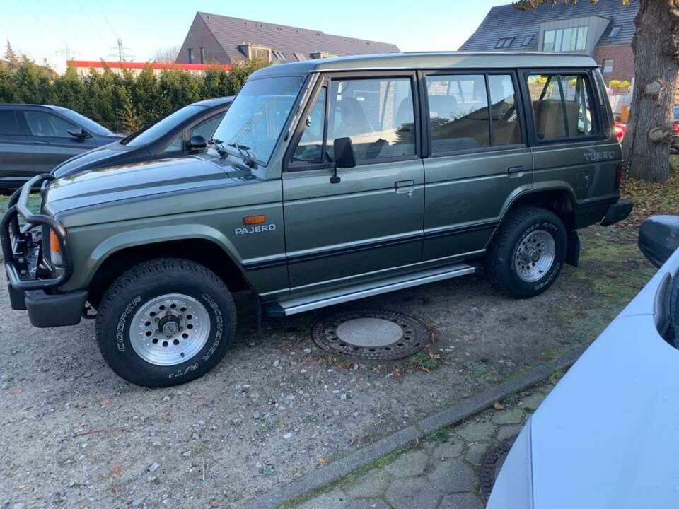 Image 2/9 of Mitsubishi Shogun (1988)