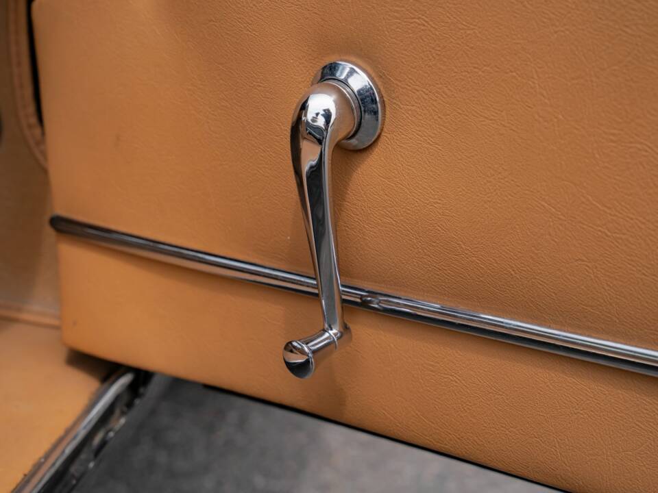 Immagine 18/38 di Jaguar E-Type 3.8 (1962)