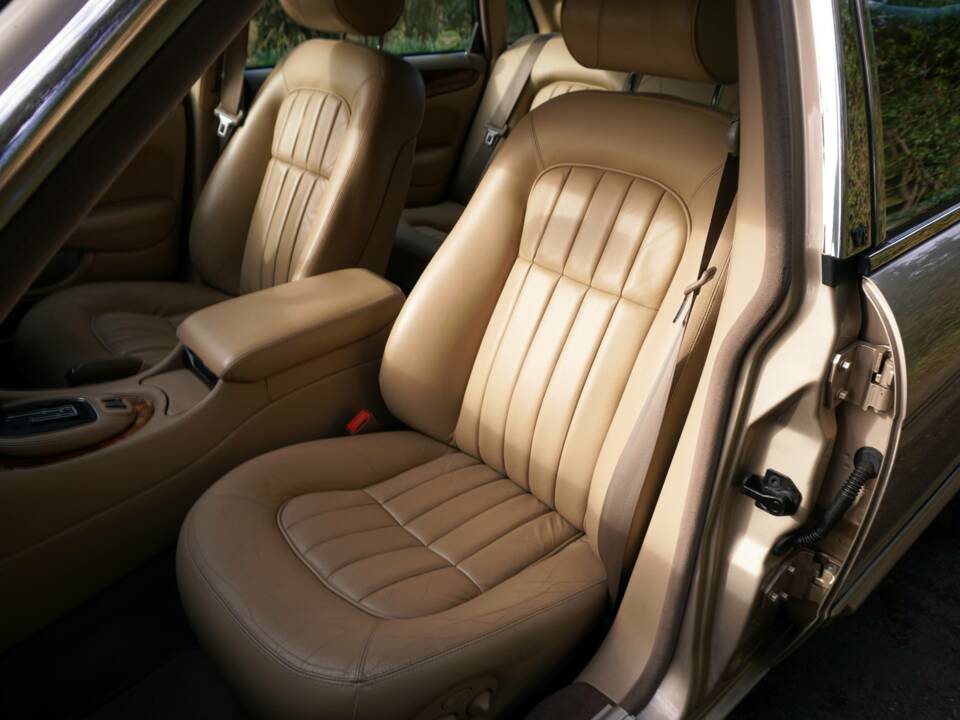 Image 13/19 of Jaguar XJ 8 Sovereign (1999)