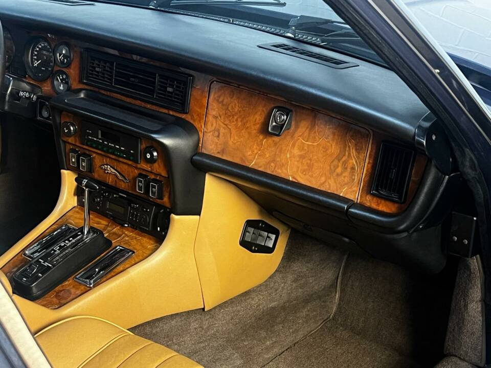 Image 19/22 of Jaguar XJ 12 (1988)