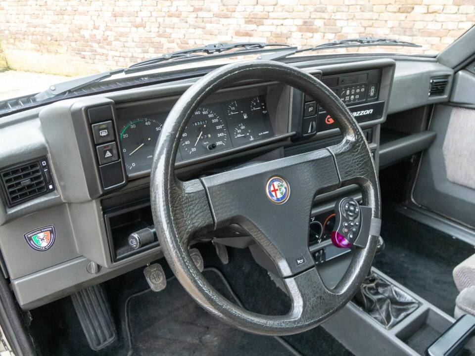 Afbeelding 28/50 van Alfa Romeo 75 2.0 Twin Spark (1988)