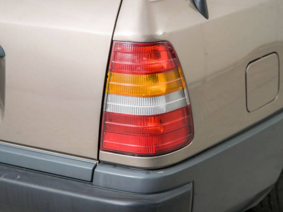 Image 30/50 of Mercedes-Benz 300 TD (1986)