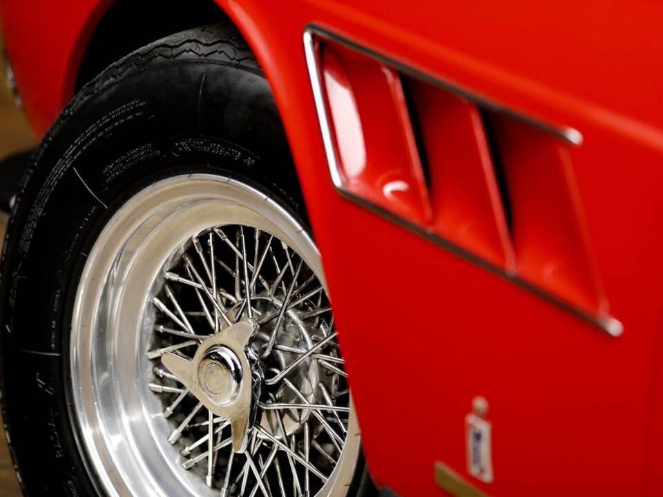Image 18/26 of Ferrari 275 GTS (1965)