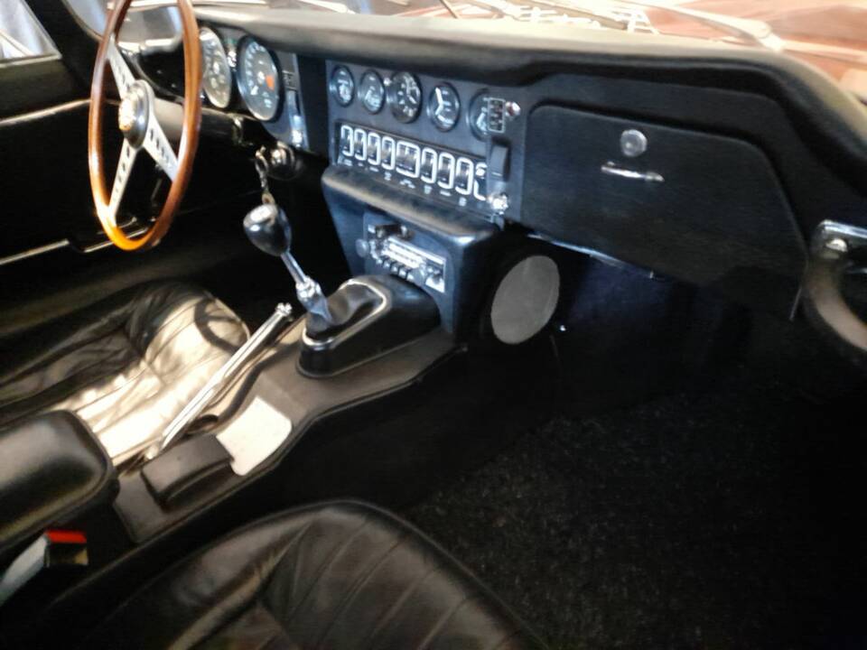 Image 2/8 of Jaguar E-Type (1969)