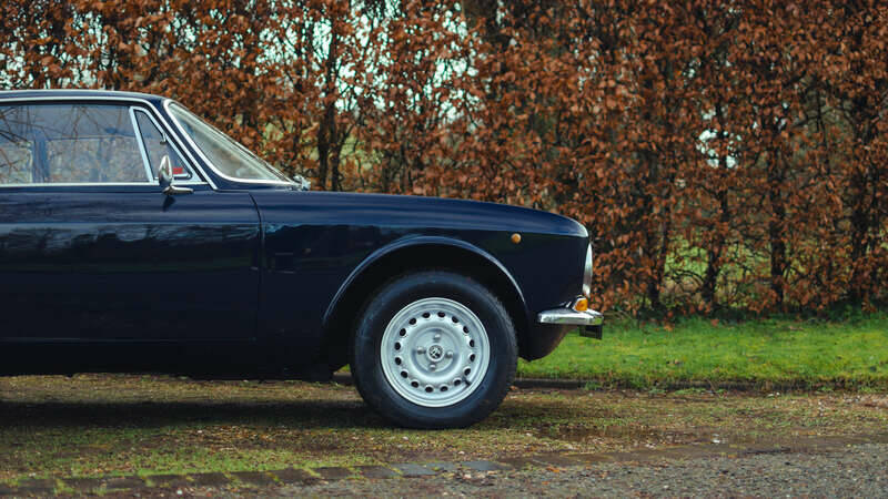 Image 26/50 of Alfa Romeo Giulia 1600 GT Junior (1977)