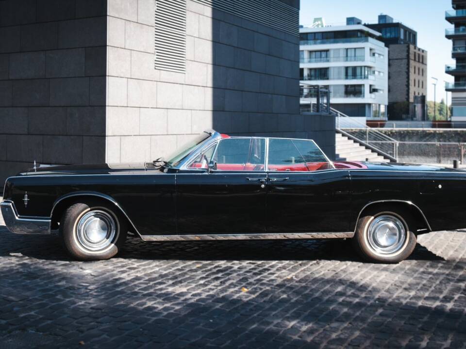 Immagine 16/57 di Lincoln Continental Convertible (1966)