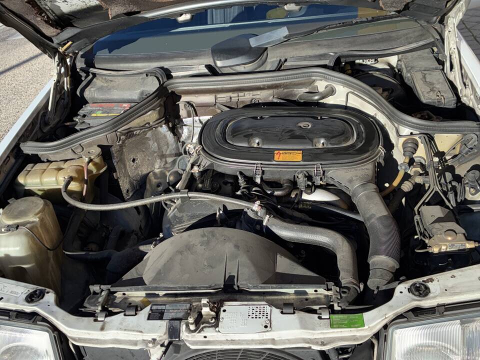 Immagine 23/33 di Mercedes-Benz 230 E (1992)