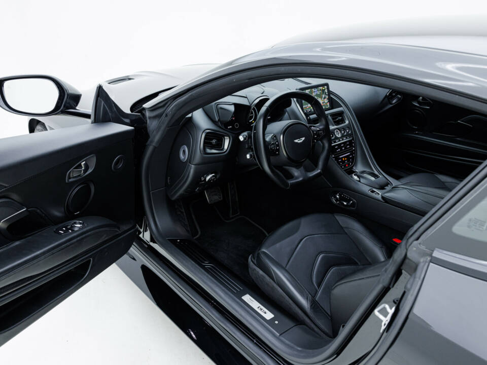 Image 12/39 of Aston Martin DBS Superleggera (2019)