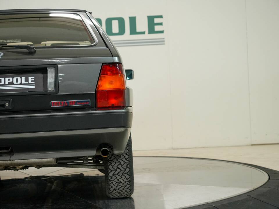 Image 22/46 of Lancia Delta HF Integrale (1988)