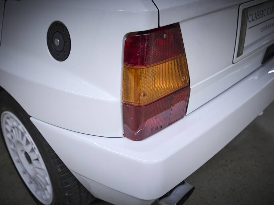 Image 24/93 of Lancia Delta HF Integrale Evoluzione I (1992)