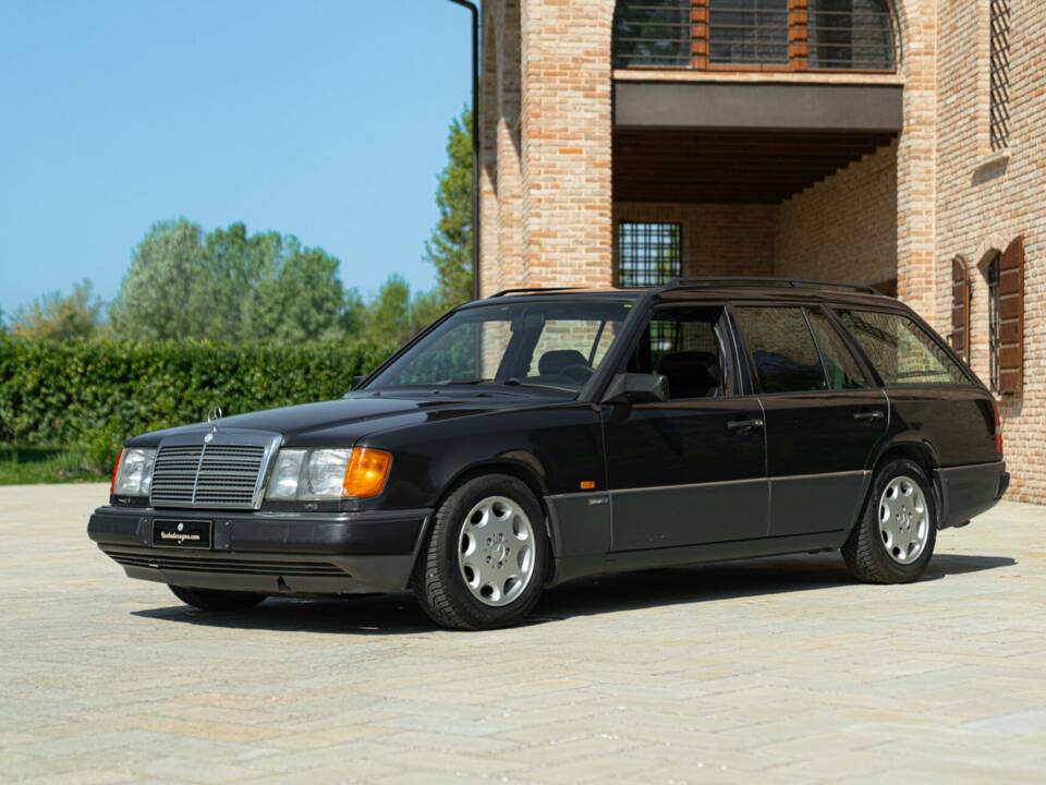 Immagine 1/44 di Mercedes-Benz 200 TE (1992)