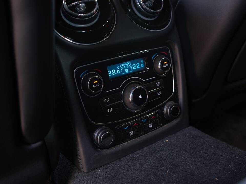 Immagine 15/37 di Jaguar XJ 5.0 (2011)