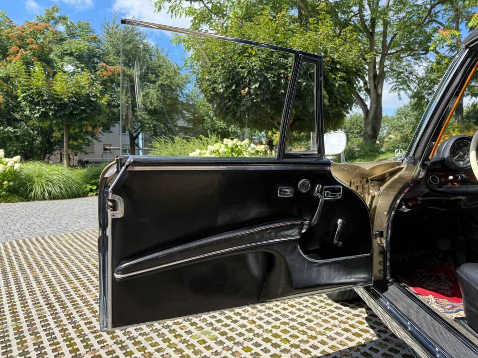 Image 18/39 de Mercedes-Benz 280 SE (1968)