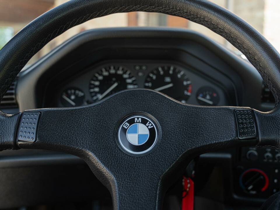 Image 46/50 of BMW 320i (1989)