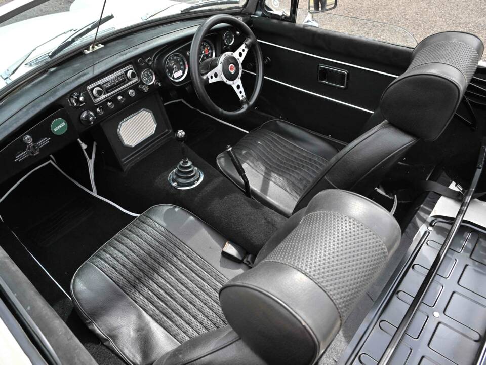 Image 43/50 of MG MGB (1972)