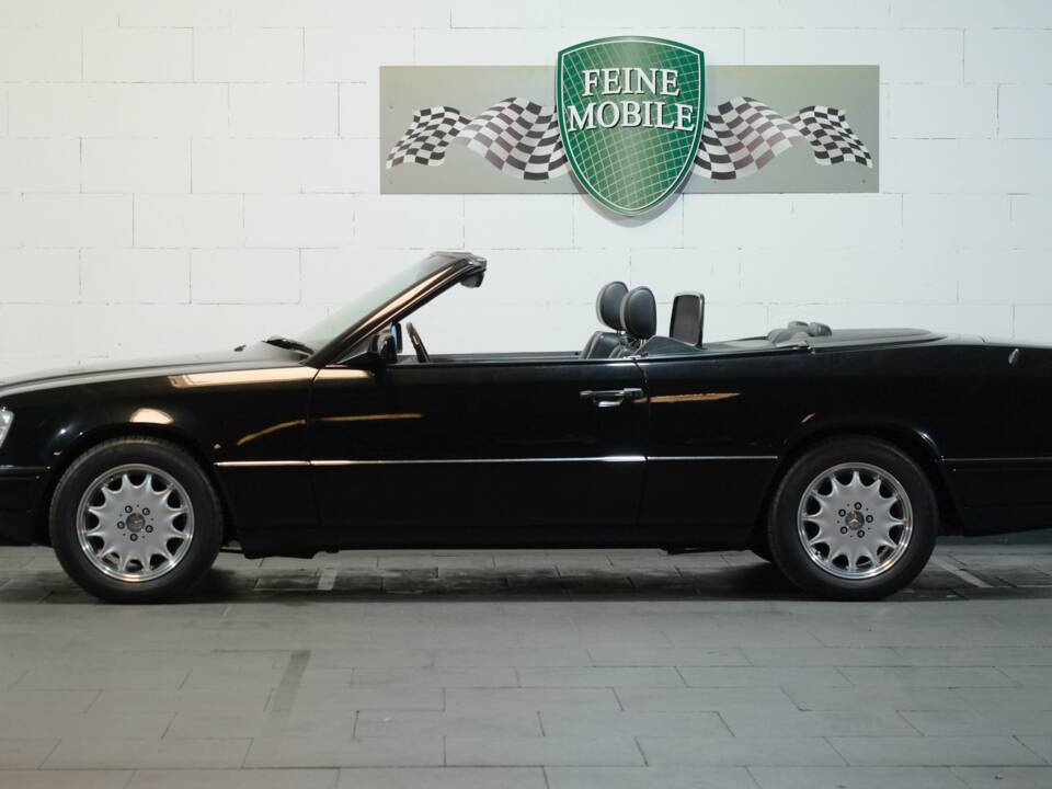 Image 2/30 de Mercedes-Benz E 220 (1995)