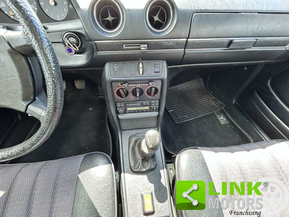 Immagine 7/10 di Mercedes-Benz 200 (1981)