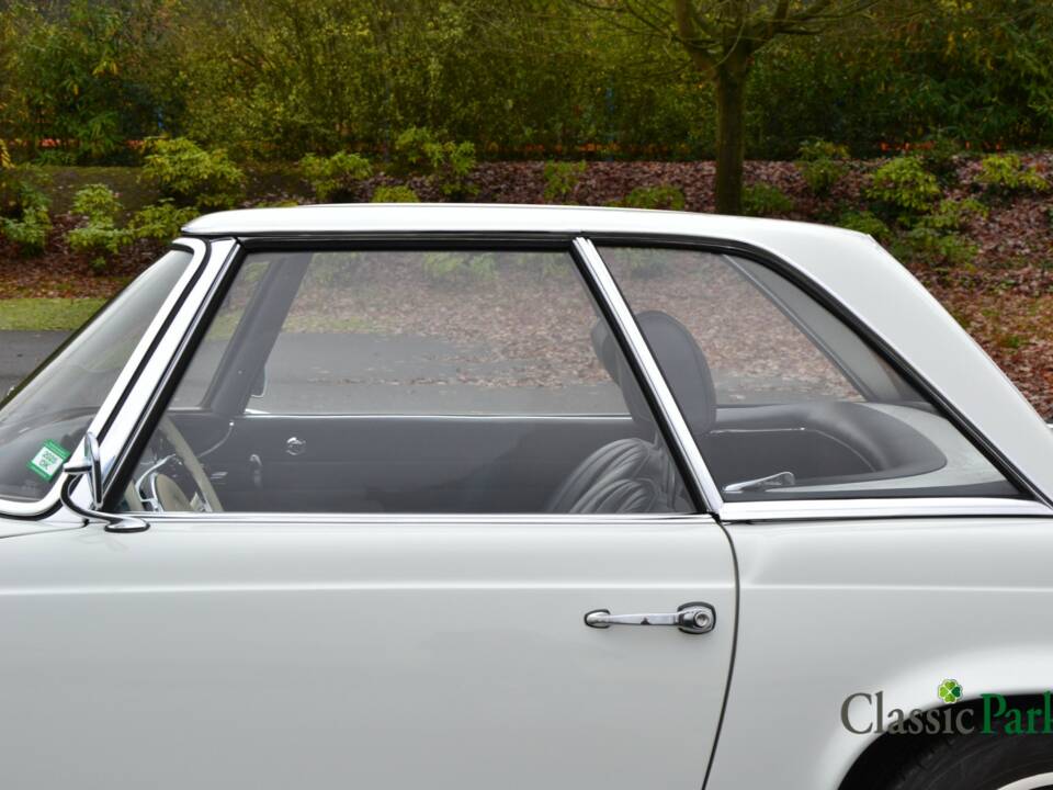 Image 37/50 of Mercedes-Benz 250 SL (1966)