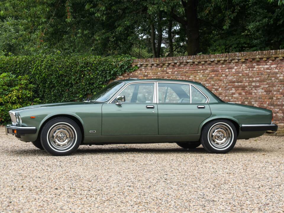 Image 26/50 of Jaguar XJ 6 4.2 (1985)