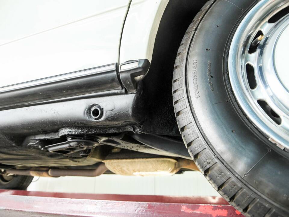 Image 44/50 of Mercedes-Benz 230 TE (1984)