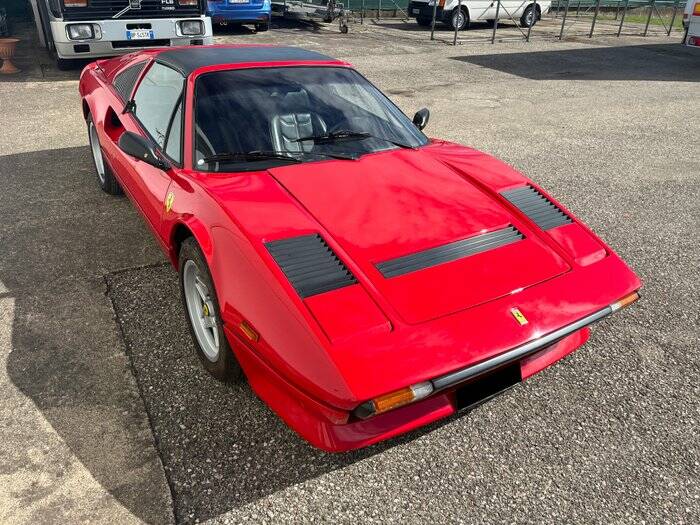 Image 4/7 de Ferrari 208 GTS Turbo (1984)