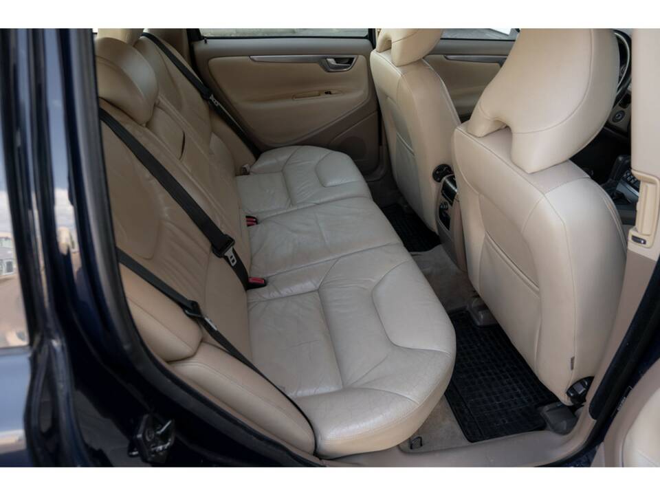 Image 32/43 of Volvo V 70 2.4 (2007)