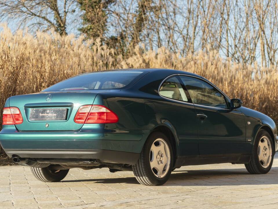 Image 13/50 of Mercedes-Benz CLK 200 (1997)