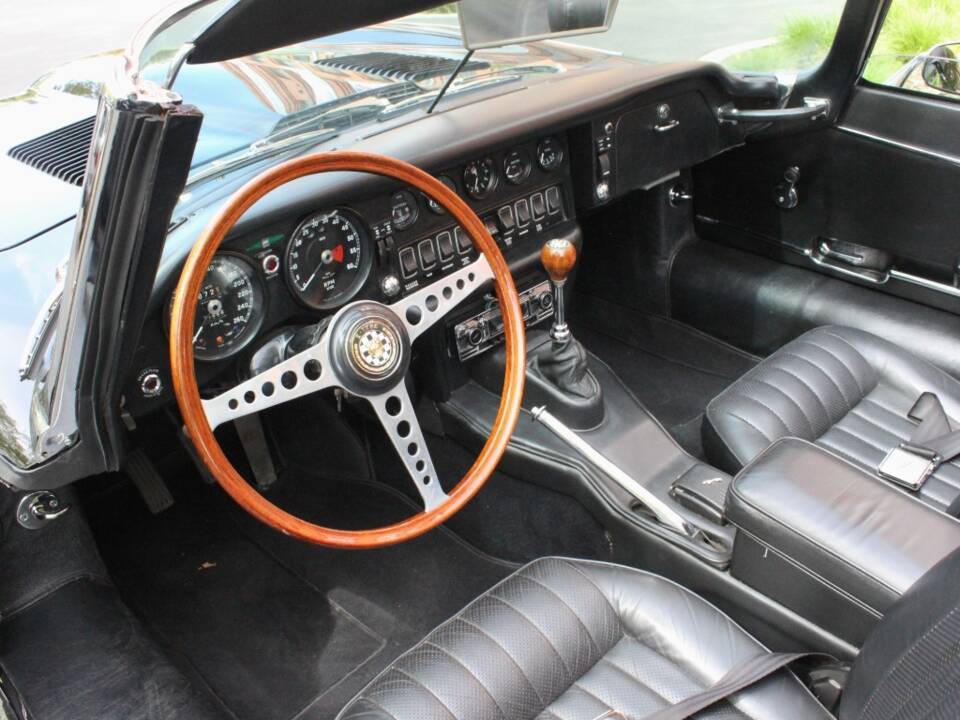 Image 11/24 of Jaguar E-Type (1970)