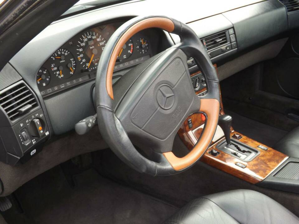 Image 14/50 of Mercedes-Benz 500 SL (1991)
