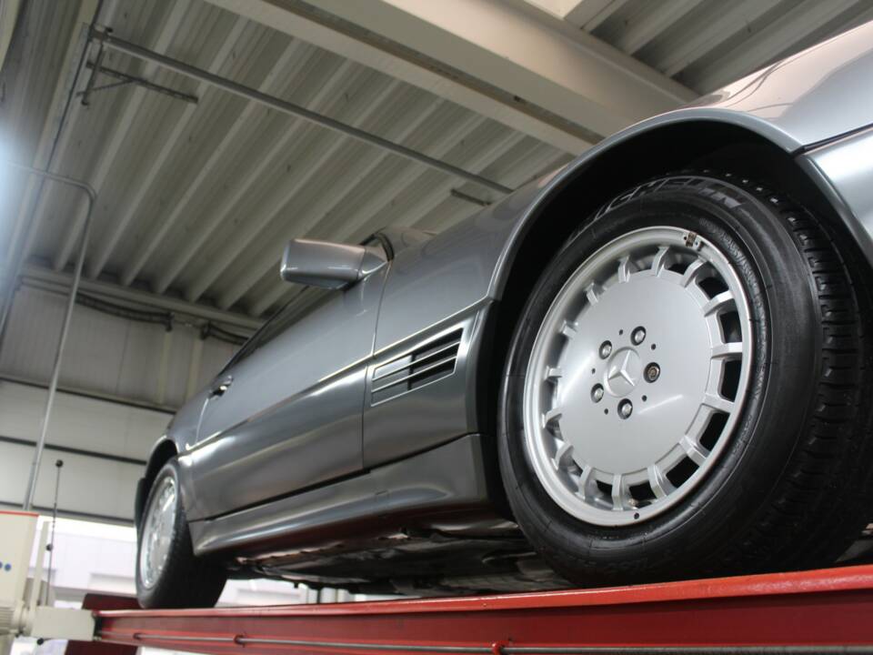 Image 12/50 of Mercedes-Benz 500 SL (1991)