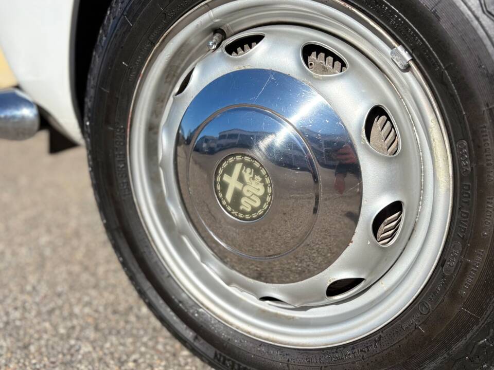 Image 21/23 of Alfa Romeo Giulia 1600 Spider (1963)