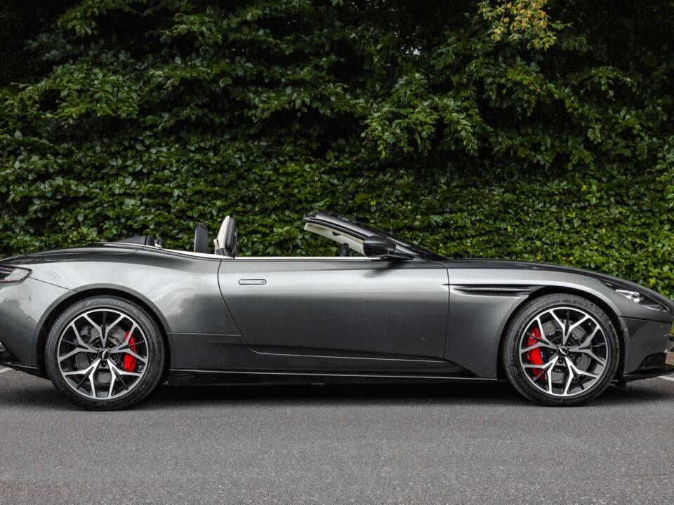 Image 2/39 of Aston Martin DB 11 Volante (2018)