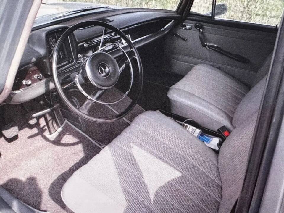 Image 12/13 of Mercedes-Benz 230 (1967)