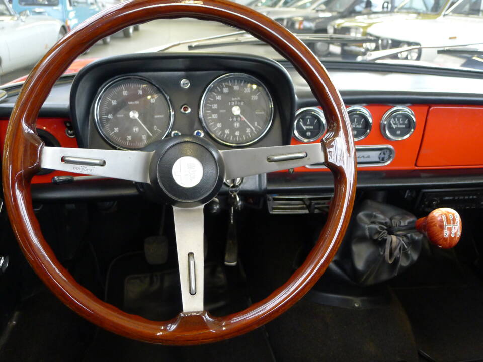 Immagine 2/32 di Alfa Romeo Spider 1600 Junior (1975)