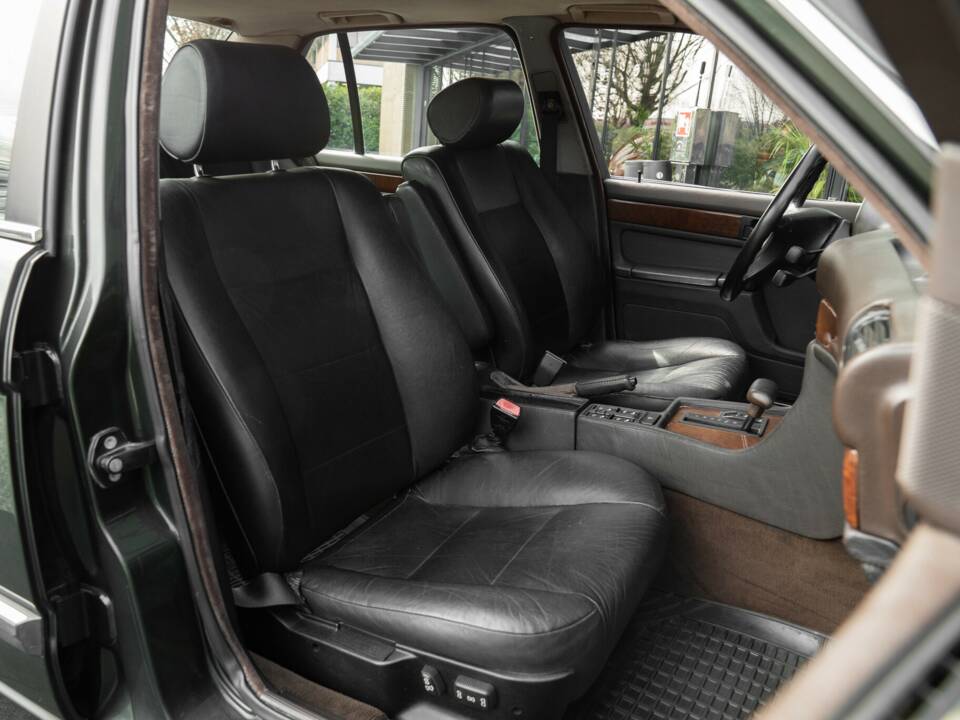 Image 20/36 of BMW 750iL (1989)
