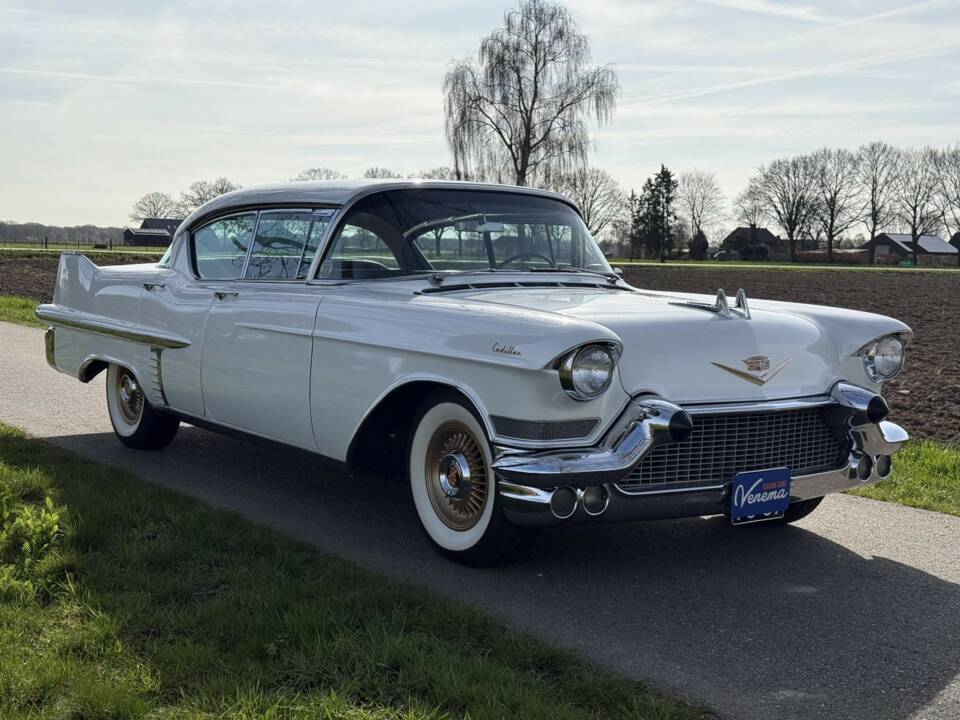 Image 3/36 of Cadillac 62 Sedan DeVille (1957)